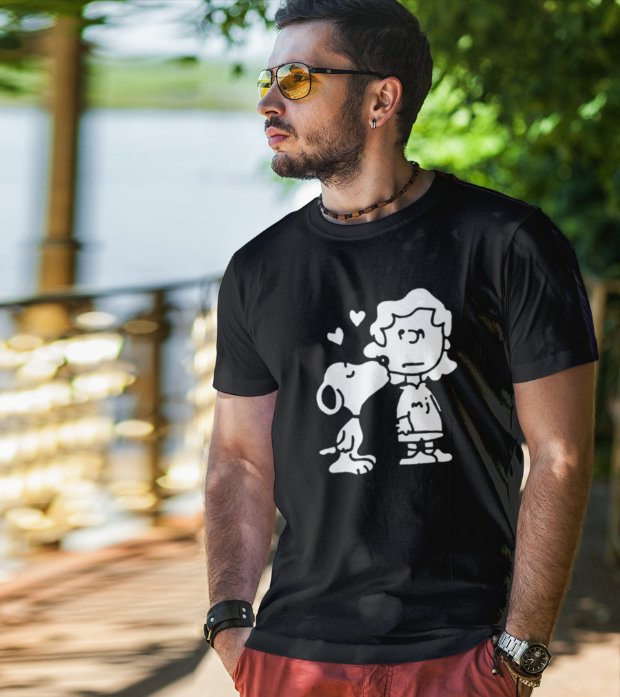 Puppy Love Snoopy Kissing Lucy Peanuts Hearts T-Shirt