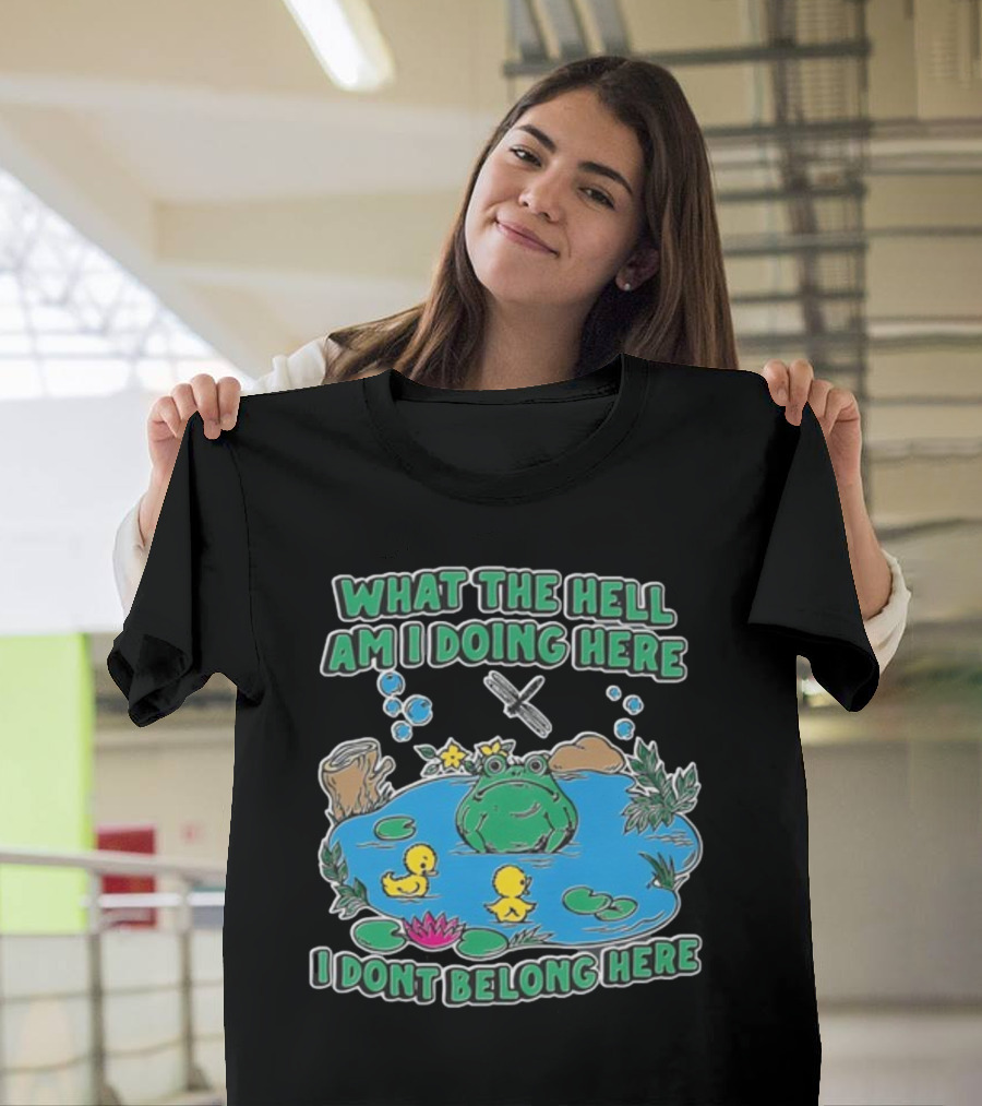 WHAT THE HELL AM I DOING HERE I DONT BELONG HERE FROG AND DUCKS IN POND T-Shirt