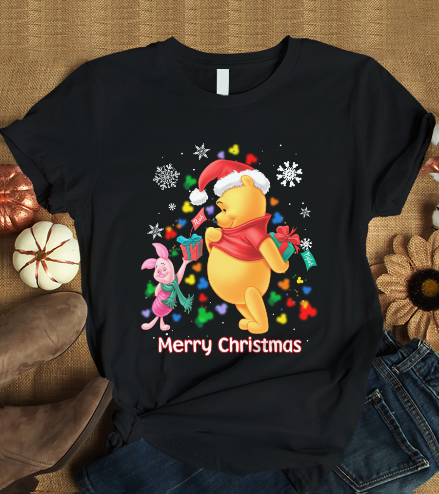 Merry Christmas Pooh And Piglet Snowflakes And Presents T-Shirt
