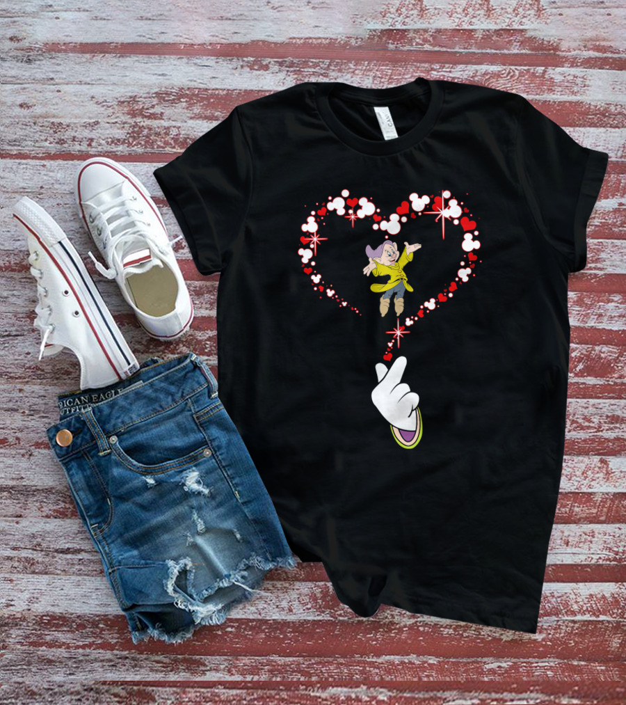 Dopey Heart Mickey Glove Magic Sparkles Circle Of Love T-Shirt