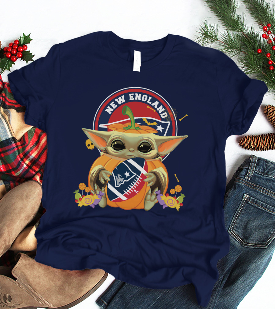 Halloween Pumpkin Baby Yoda Holding New England Patriots Football T-Shirt