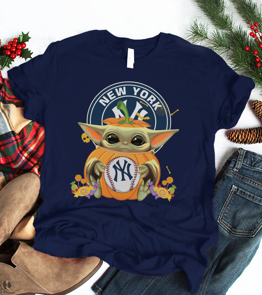 Halloween Pumpkin Baby Yoda Holding New York Yankees Baseball T-Shirt