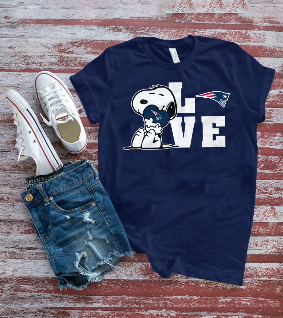 Snoopy Hugging New England Patriots Love T-Shirt