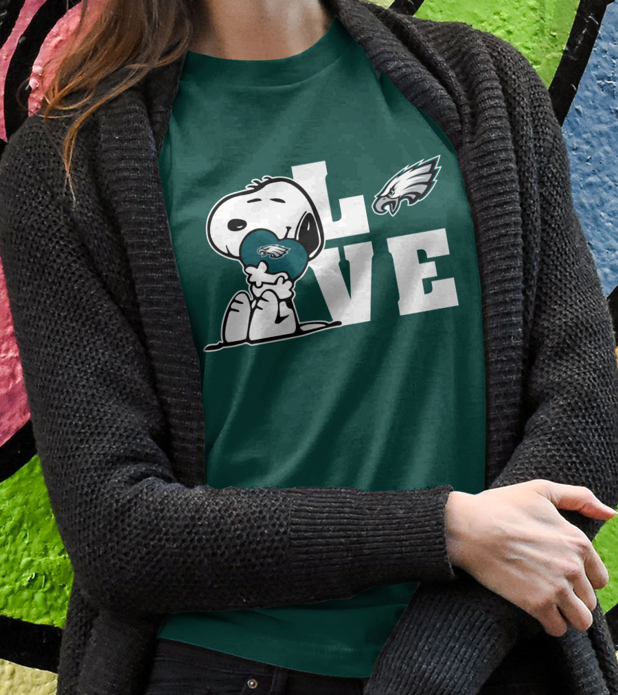 Snoopy Love Philadelphia Eagles Emblem Lve T-Shirt