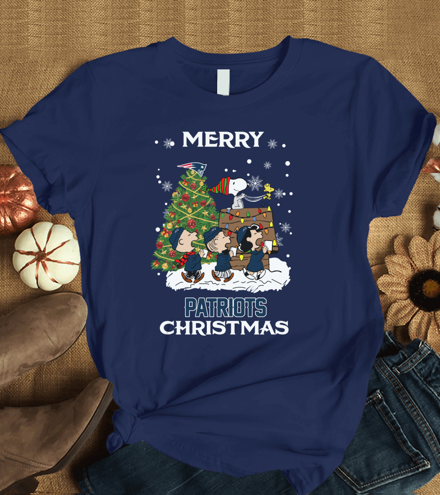 Merry New England Patriots Christmas With Peanuts Characters And Tree T-Shirt