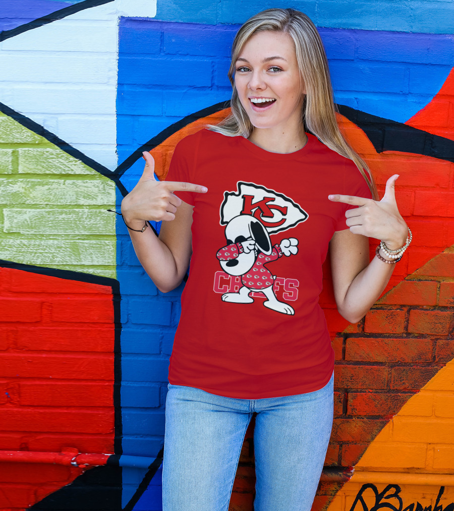 Kansas City Chiefs Snoopy KC Logo Dabbing Chiefs T-Shirt
