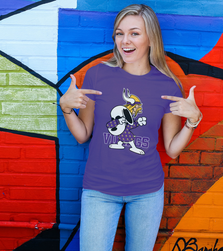 Minnesota Vikings Snoopy Dabbing Peanuts Football Fandom T-Shirt