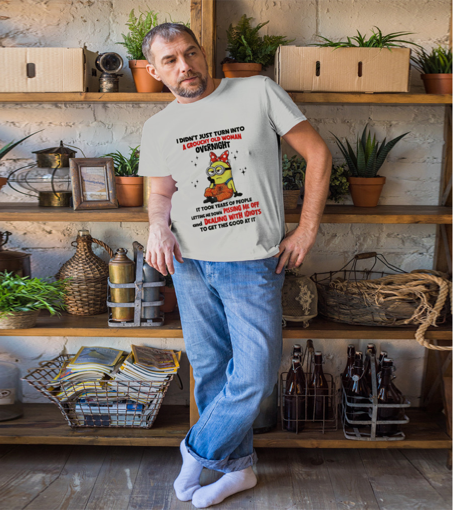 Minion Grouchy Old Woman Pissing Me Off Dealing With Idiots হ হাসির পোস্টার T-Shirt