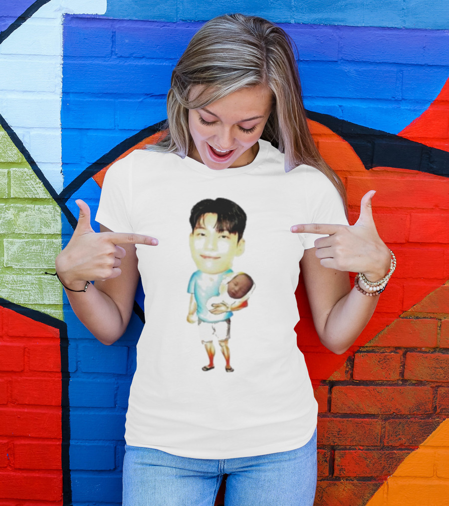 Papa Front Man Squid Game Player 222 Wi Ha Carrying Baby T-Shirt