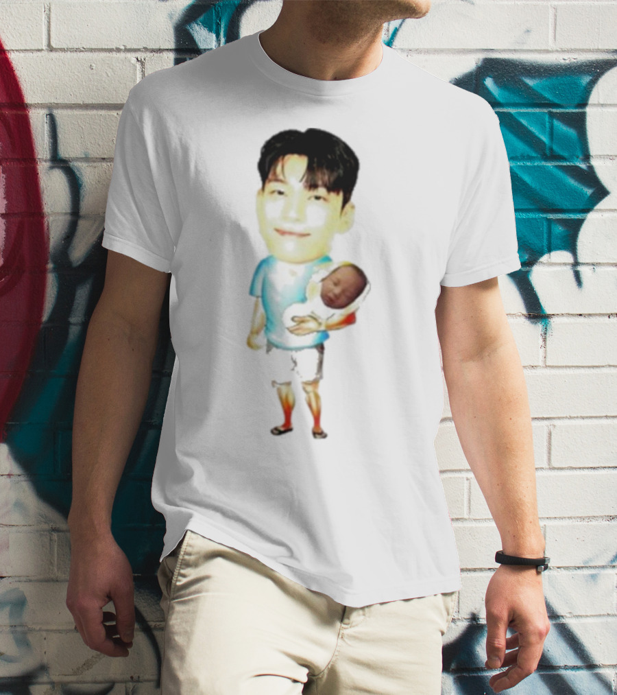 Papa Front Man Squid Game Player 222 Wi Ha Carrying Baby T-Shirt