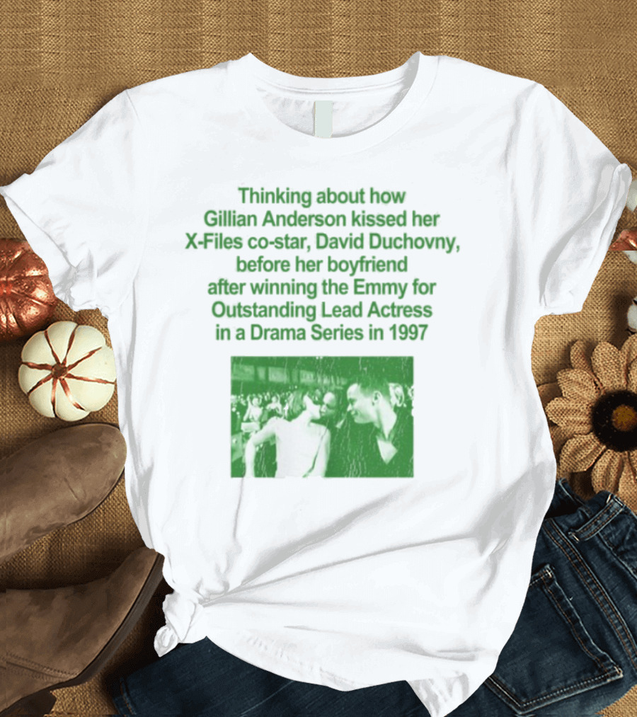 Thinking About How Gillian Anderson Kissed David Duchovny After Winning The Emmy In 1997 T-Shirt