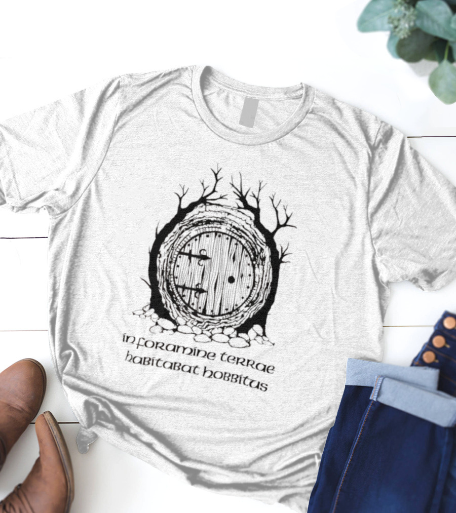 The Hobbit In Foramine Terrae Habitabat Hobbitus T-Shirt