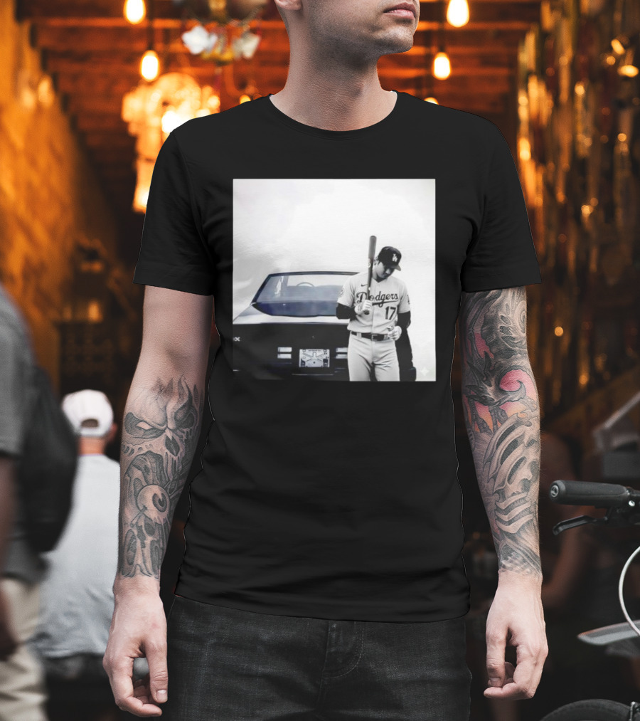 Shohei Ohtani Los Angeles Dodgers Baseball Pose Vintage Car Scene T-Shirt