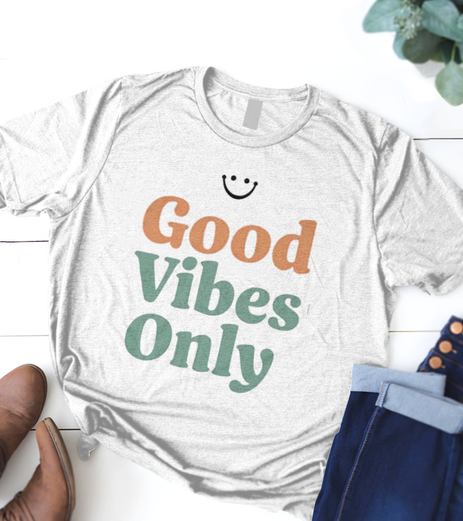 Good Vibes Only Retro Smile Iconic Phrase 70s Style T-Shirt