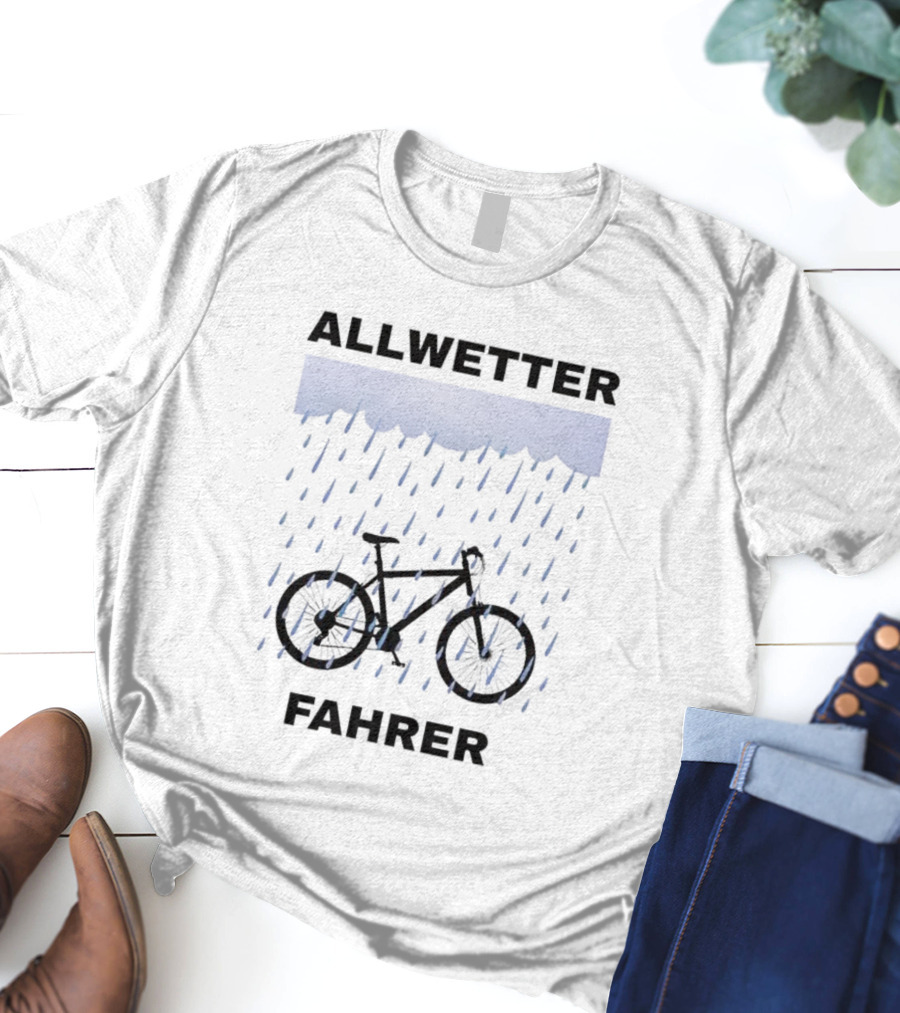 Allwetter Fahrer Bicycle In Rain Scene T-Shirt
