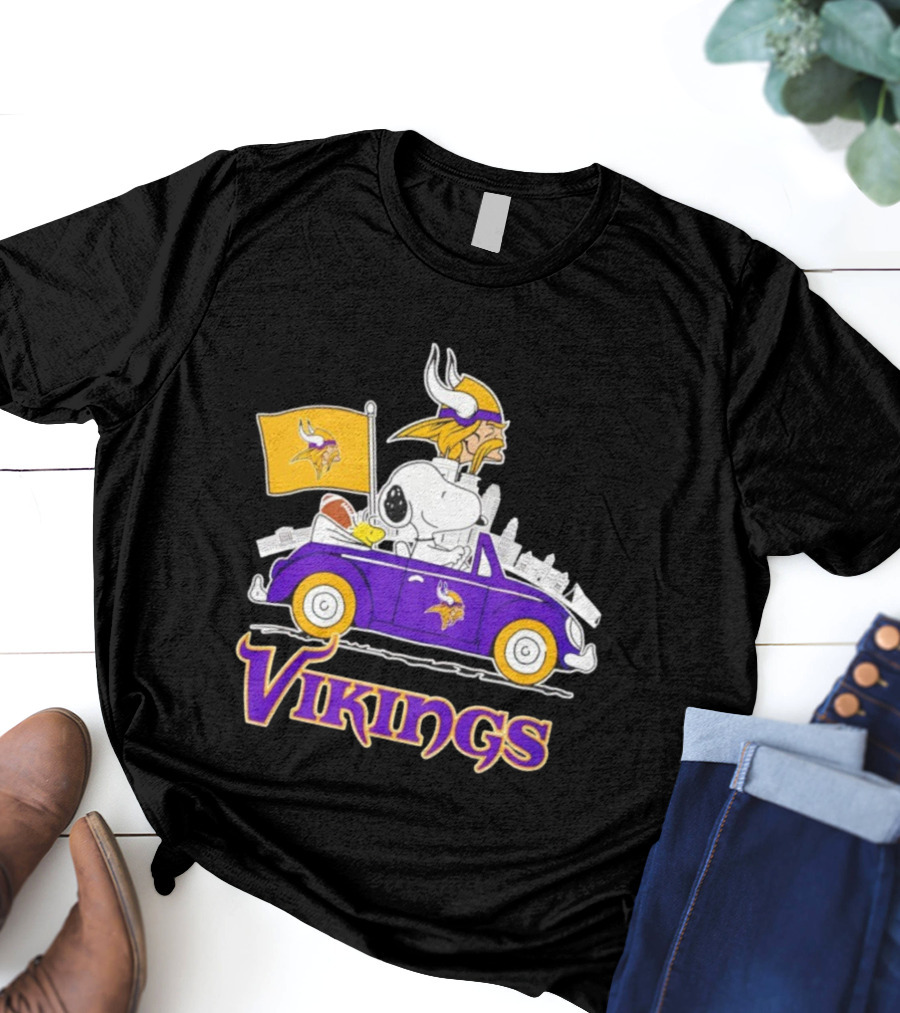 Minnesota Vikings Snoopy Woodstock Driving Purple Car Fan Art T-Shirt