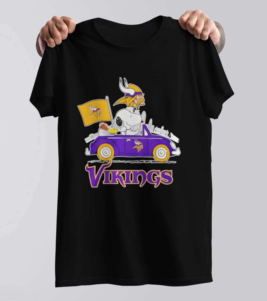 Minnesota Vikings Snoopy Woodstock Driving Purple Car Fan Art T-Shirt