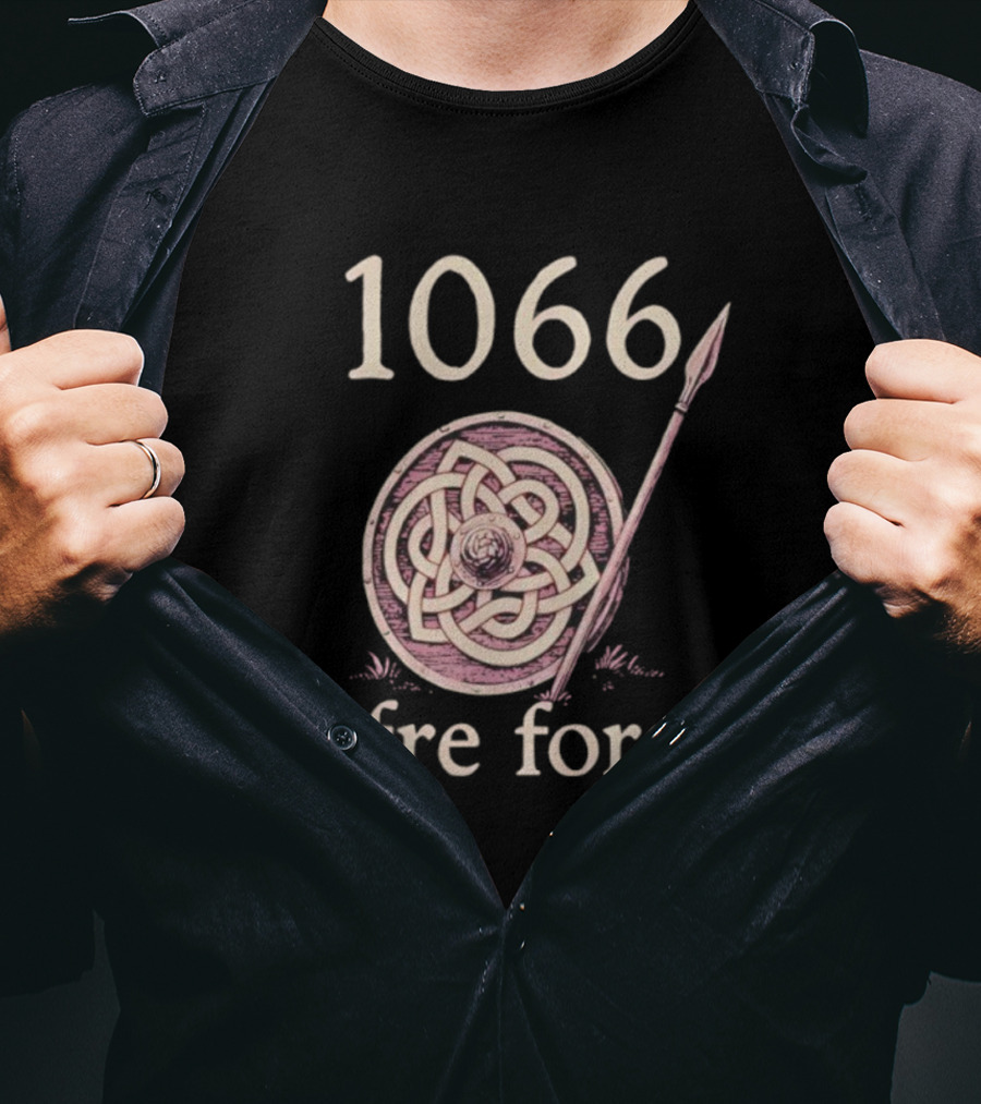 1066 Næfre Forgyt Battle Of Hastings Shield And Spear T-Shirt