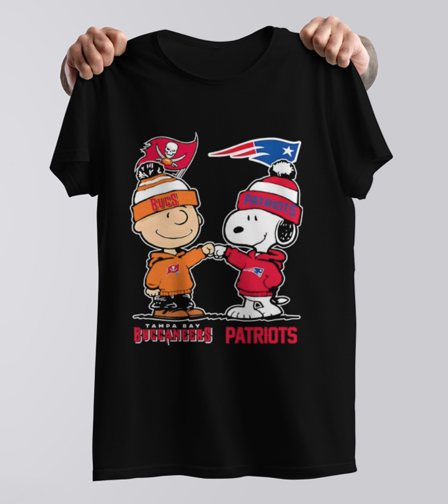 Charlie Brown & Snoopy Tampa Bay Buccaneers New England Patriots Fist Bump T-Shirt