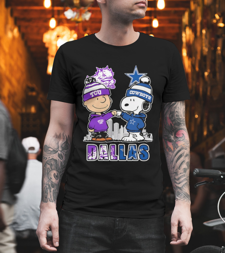 Charlie Brown Snoopy TCU Horned Frogs Dallas Cowboys Fist Bump Skyline T-Shirt