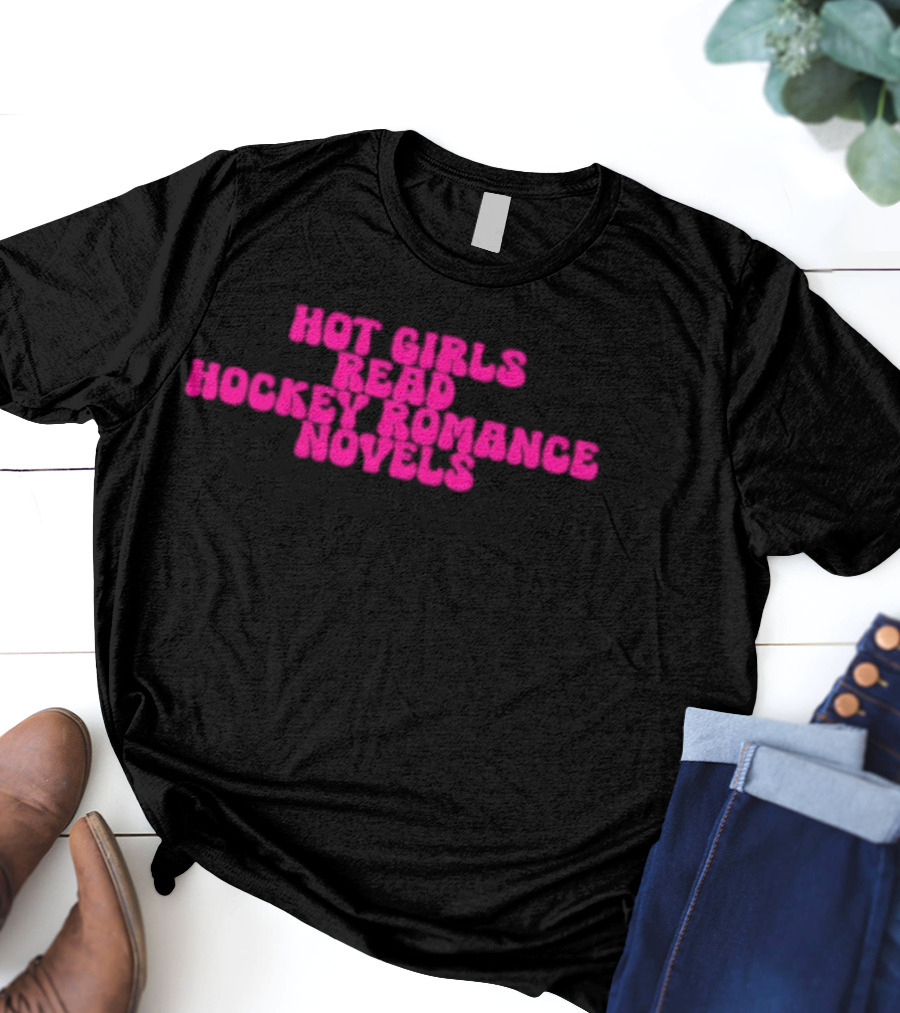 Hot Girls Read Hockey Romance Novels T-Shirt