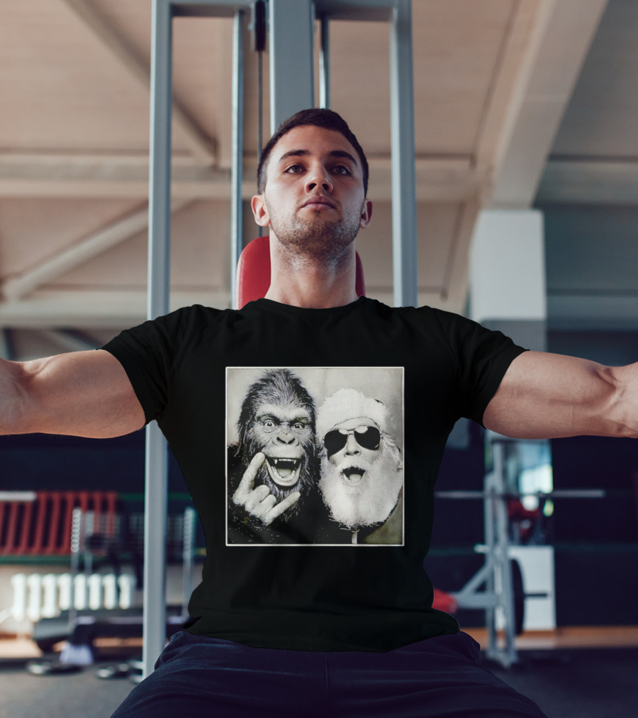 Santa Claus Selfie With Bigfoot Sasquatch Christmas Rock T-Shirt