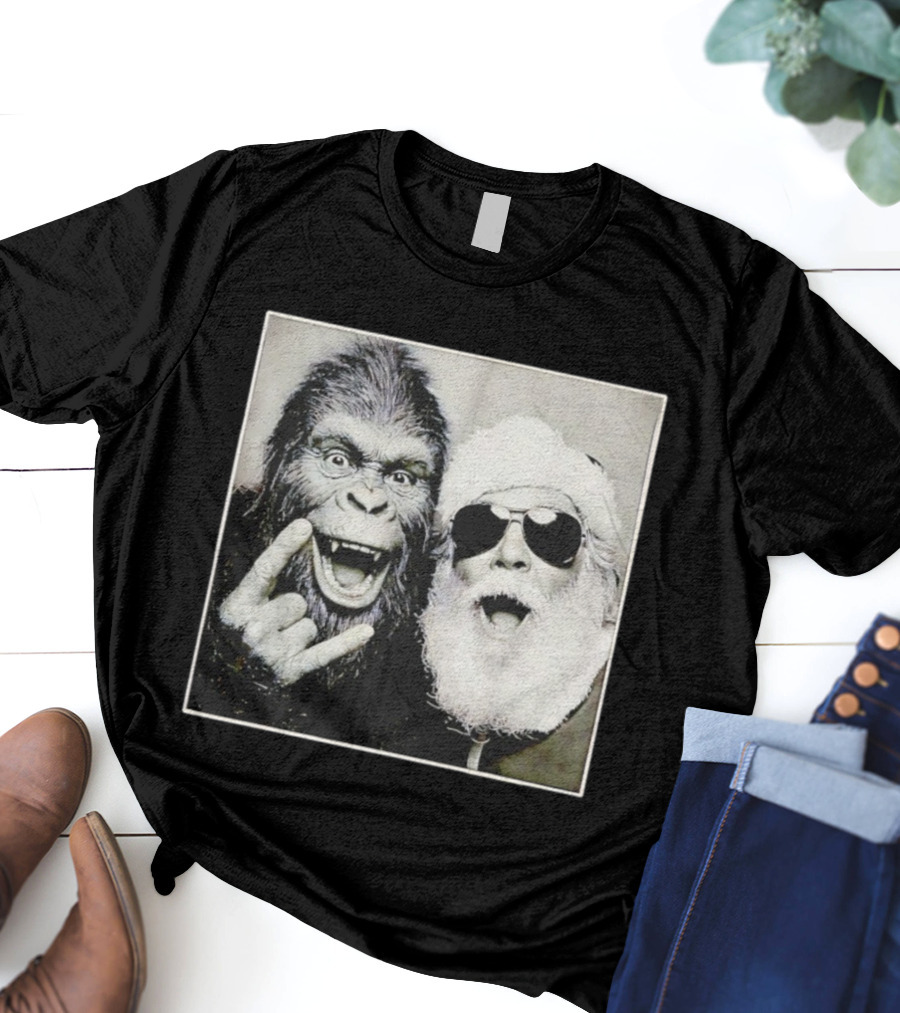 Santa Claus Selfie With Bigfoot Sasquatch Christmas Rock T-Shirt