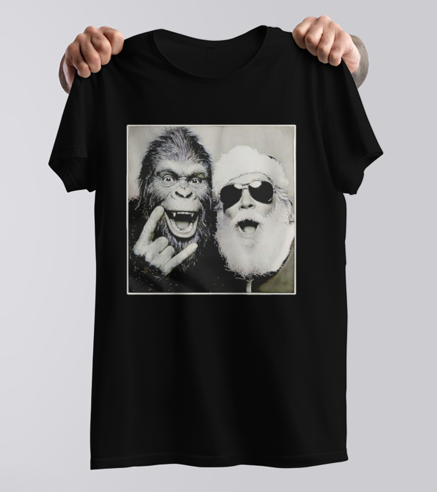 Santa Claus Selfie With Bigfoot Sasquatch Christmas Rock T-Shirt