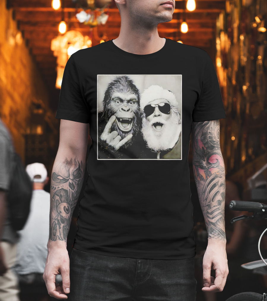 Santa Claus Selfie With Bigfoot Sasquatch Christmas Rock T-Shirt