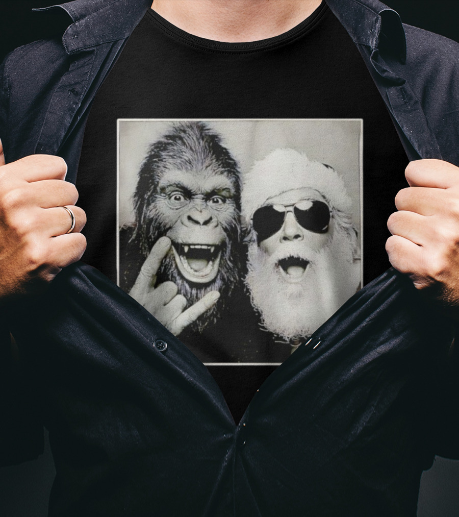 Santa Claus Selfie With Bigfoot Sasquatch Christmas Rock T-Shirt