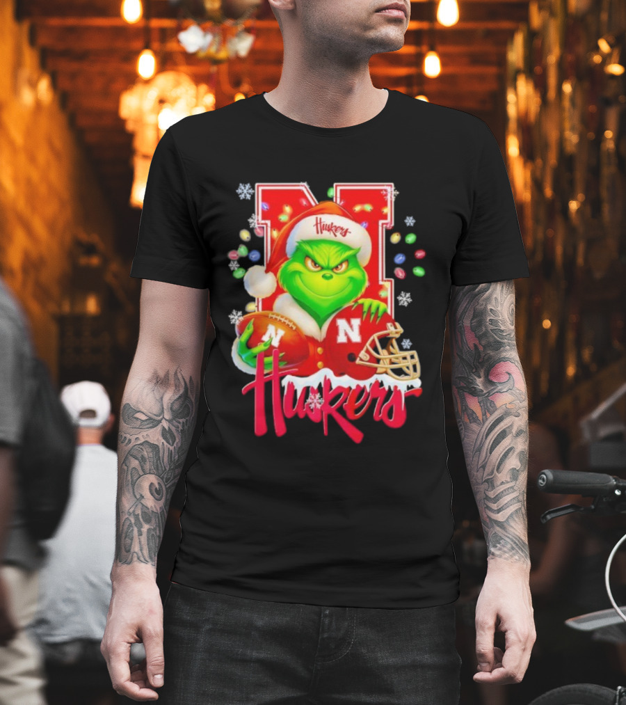 Grinch Santa With Nebraska Cornhuskers Helmet And Football Merry Christmas Huskers T-Shirt