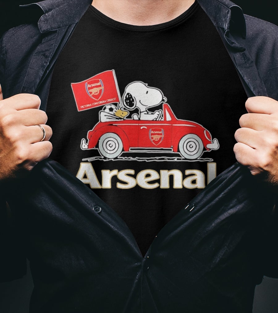 Snoopy Woodstock Arsenal Red Car Victoria Concordia Crescit Flag T-Shirt