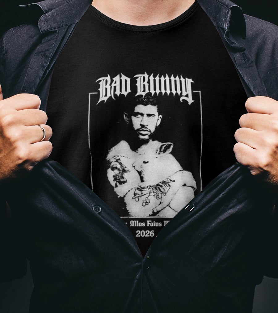 Bad Bunny Hugging Bunny Debi Tirar Mlas Fotos World Tour 2026 T-Shirt