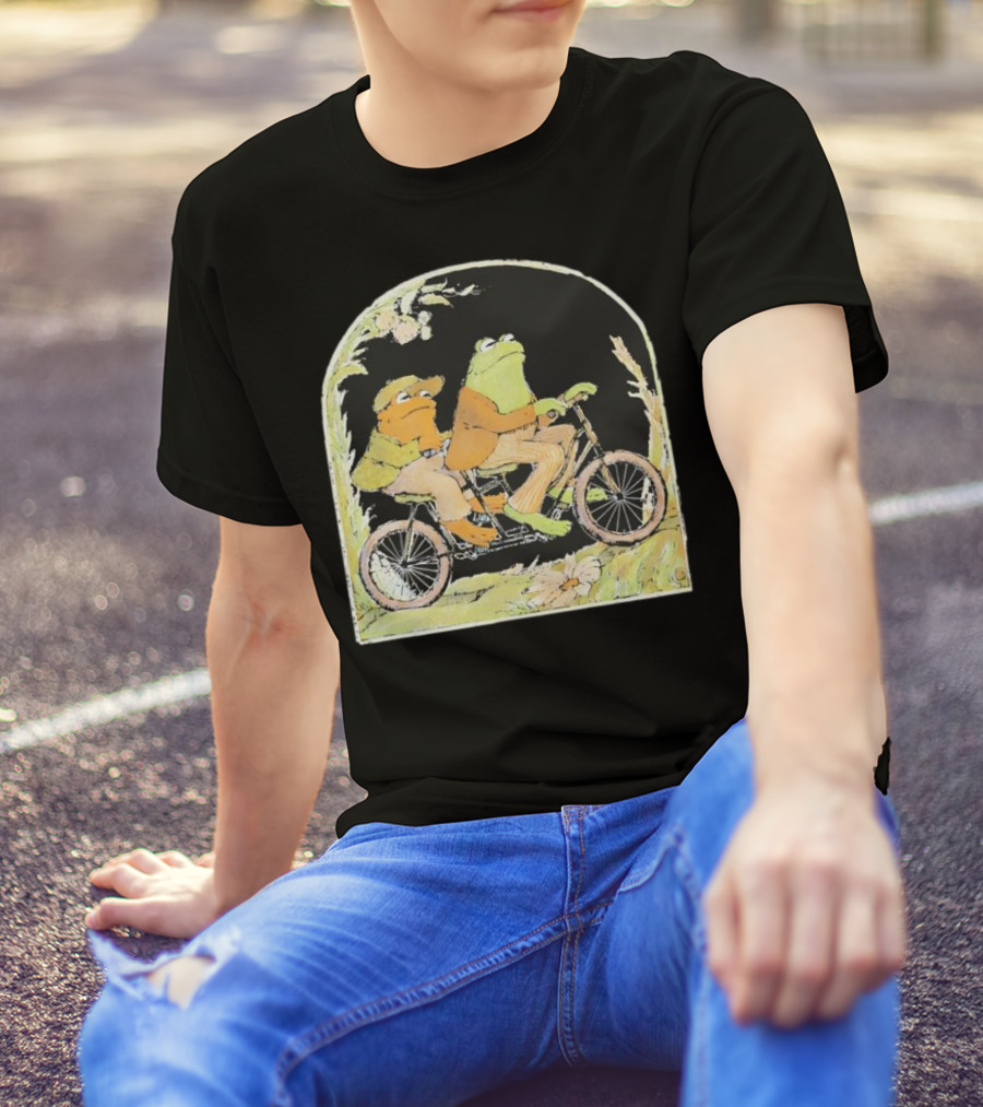 Frog And Toad Riding Vintage Bicycle Halloween Style T-Shirt