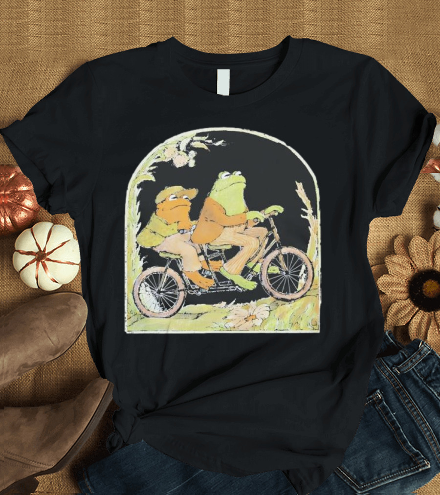 Frog And Toad Riding Vintage Bicycle Halloween Style T-Shirt