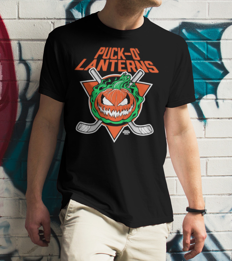 PUck O’ Lanterns Halloween Hockey Theme With Pumpkin And Crossed Sticks T-Shirt