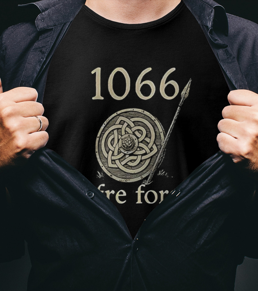 1066 Næfre Forgyt Never Forget Viking England History Shield And Spear T-Shirt