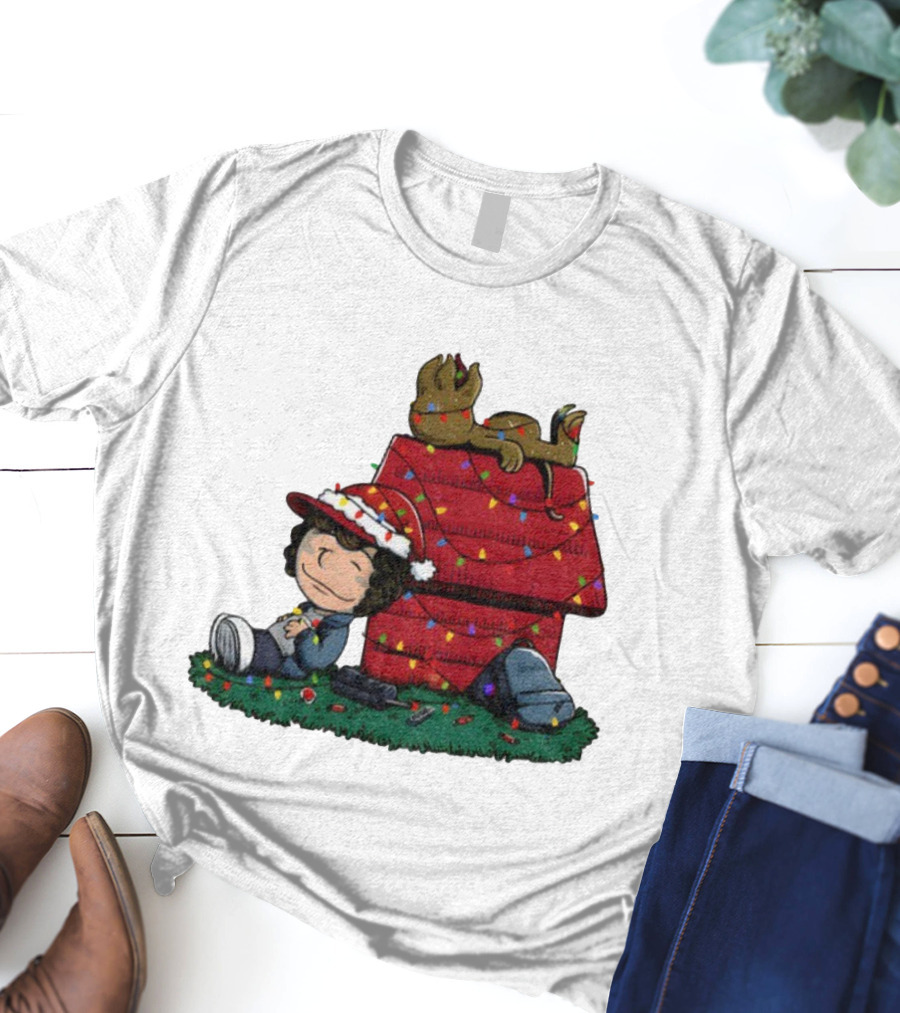 Peanuts Stranger Things Dustin Christmas Snoopy Doghouse Holiday Scene T-Shirt