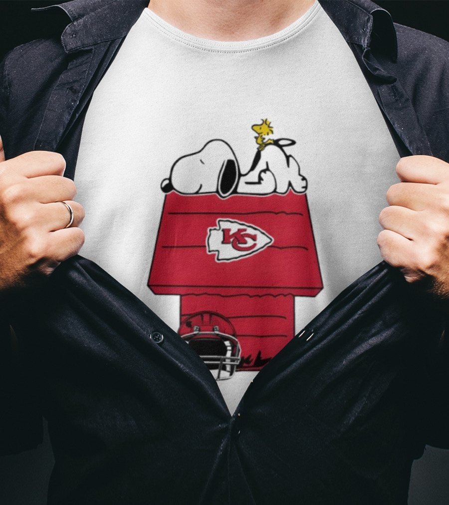 Kansas City Chiefs Snoopy Peanuts Football KC Logo Woodstock Doghouse T-Shirt