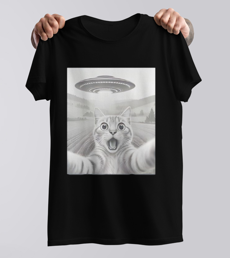 Cat Selfie UFO Encounter Funny Alien Theme T-Shirt