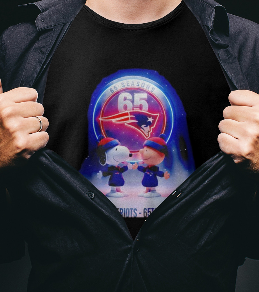 New England Patriots 65 Seasons Snoopy Charlie Brown 65th Anniversary 1960 2025 T-Shirt