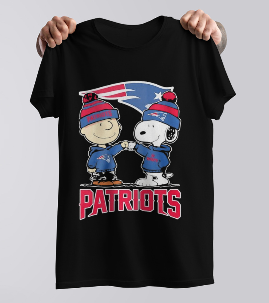 Charlie Brown Snoopy New England Patriots NFL Fist Bump Team Spirit T-Shirt
