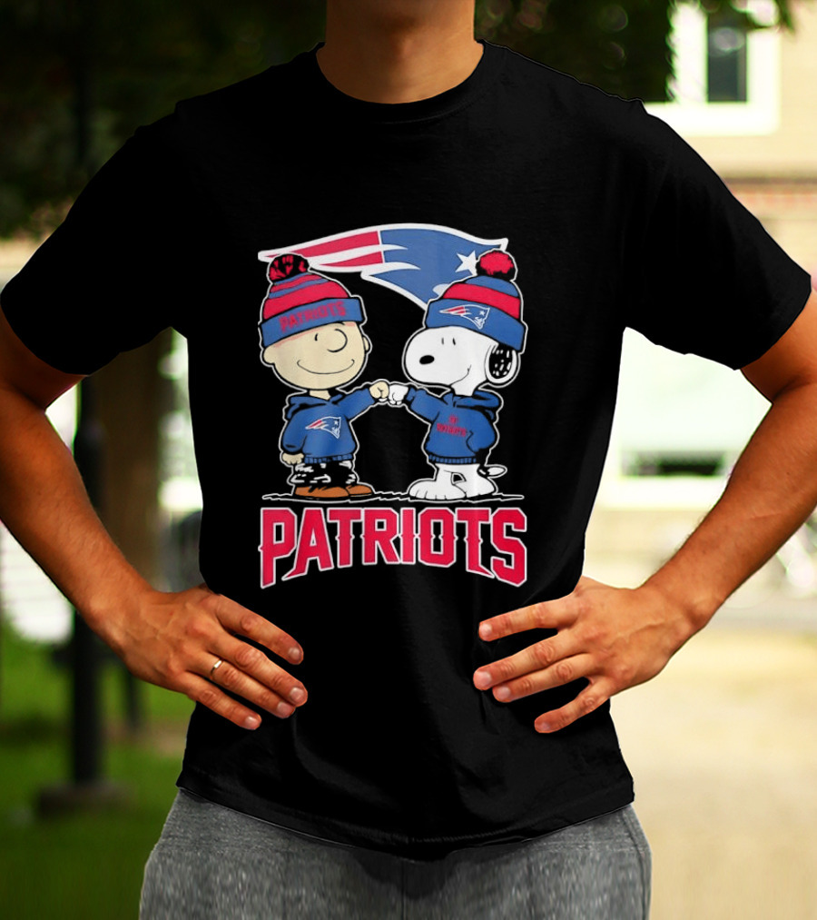 Charlie Brown Snoopy New England Patriots NFL Fist Bump Team Spirit T-Shirt