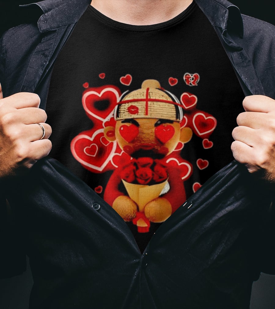 Fuerza Regida Chuyin Amor Corazón Rojo Muñeco Flores Y Corazones T-Shirt