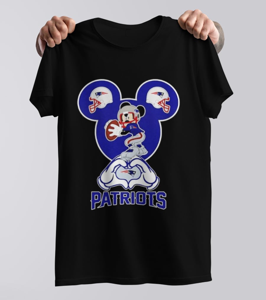 New England Patriots Mickey Mouse Helmet Heart Hands T-Shirt