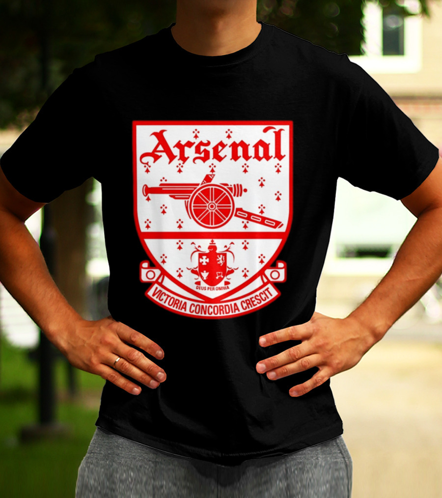 Arsenal FC Crest Deus Per Omnia Victoria Concordia Crescit T-Shirt