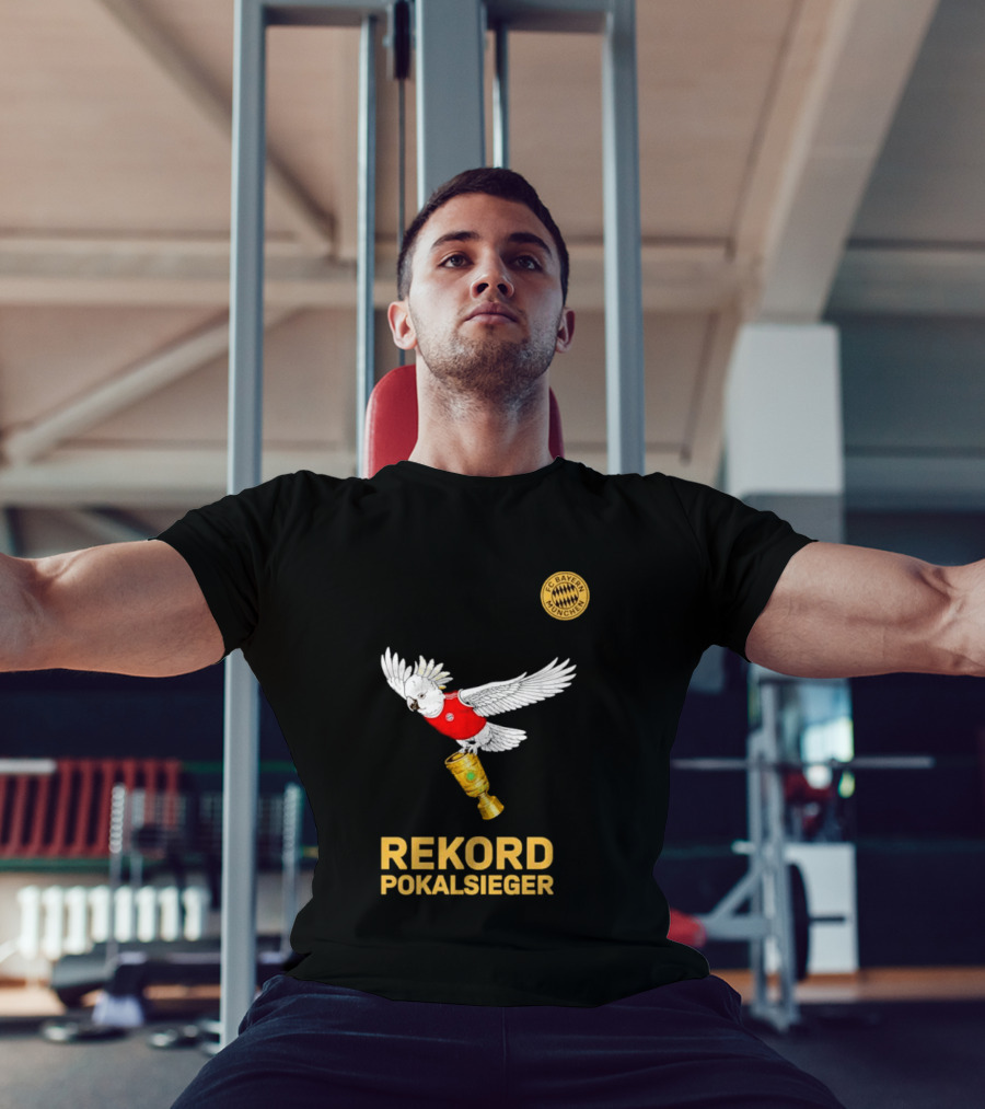 FC Bayern Munchen Rekord Pokalsieger Cockatoo With Trophy T-Shirt