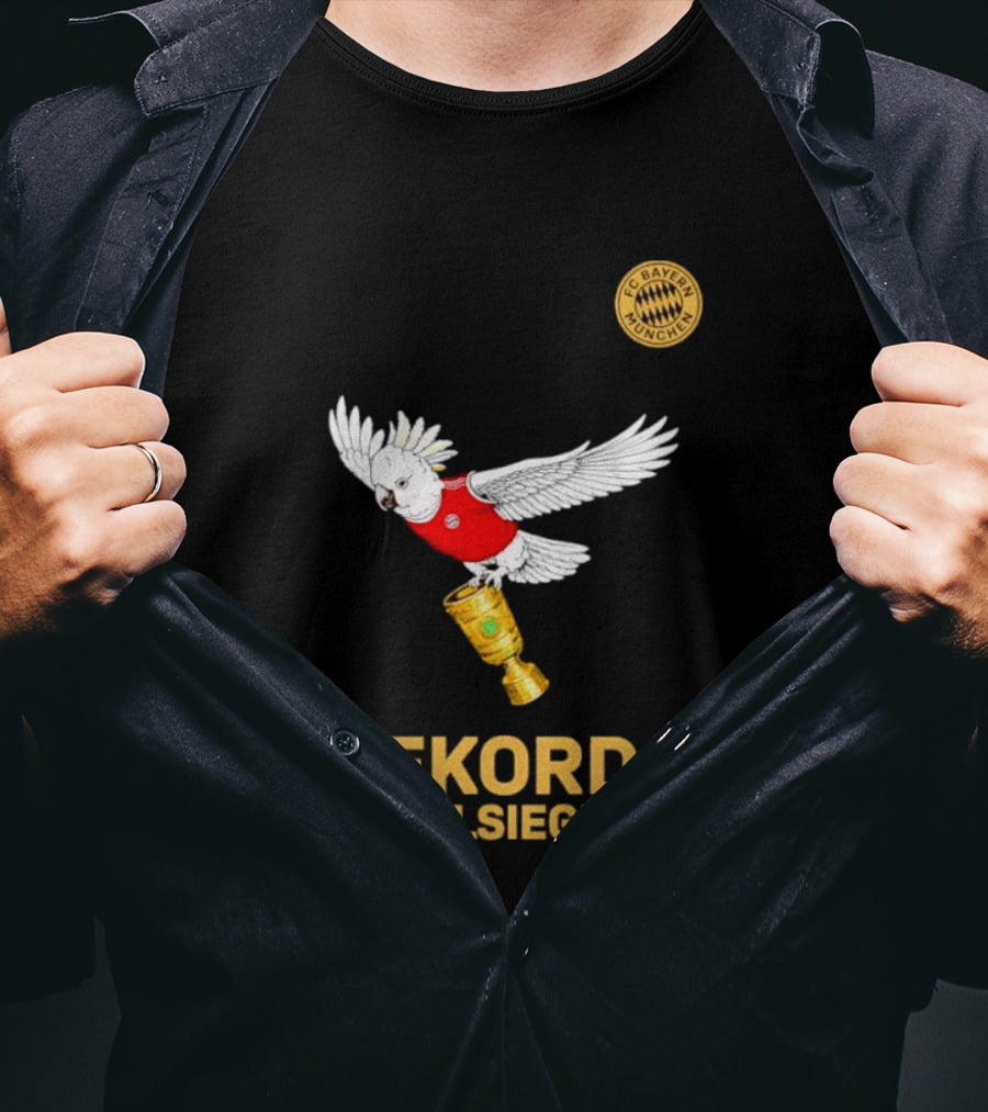 FC Bayern Munchen Rekord Pokalsieger Cockatoo With Trophy T-Shirt