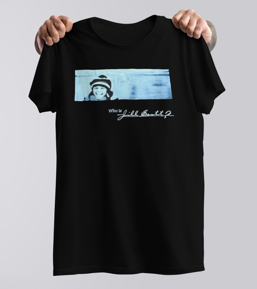 Jill Scott Smiling With Beanie And Scarf T-Shirt