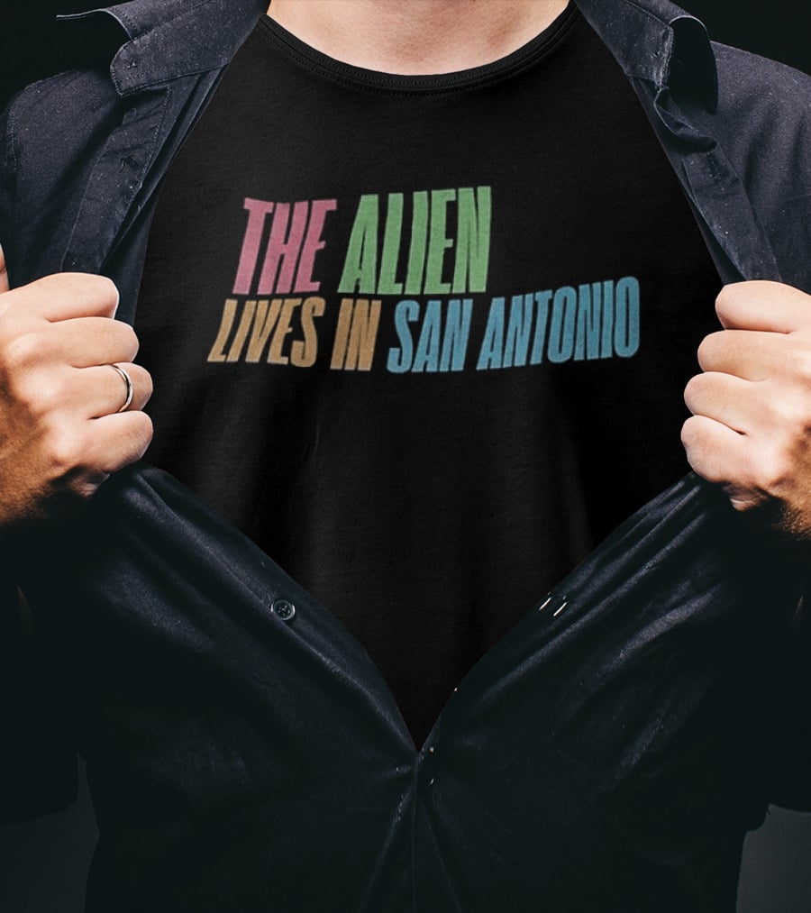 The Alien Lives In San Antonio Spurs Basketball T-Shirt